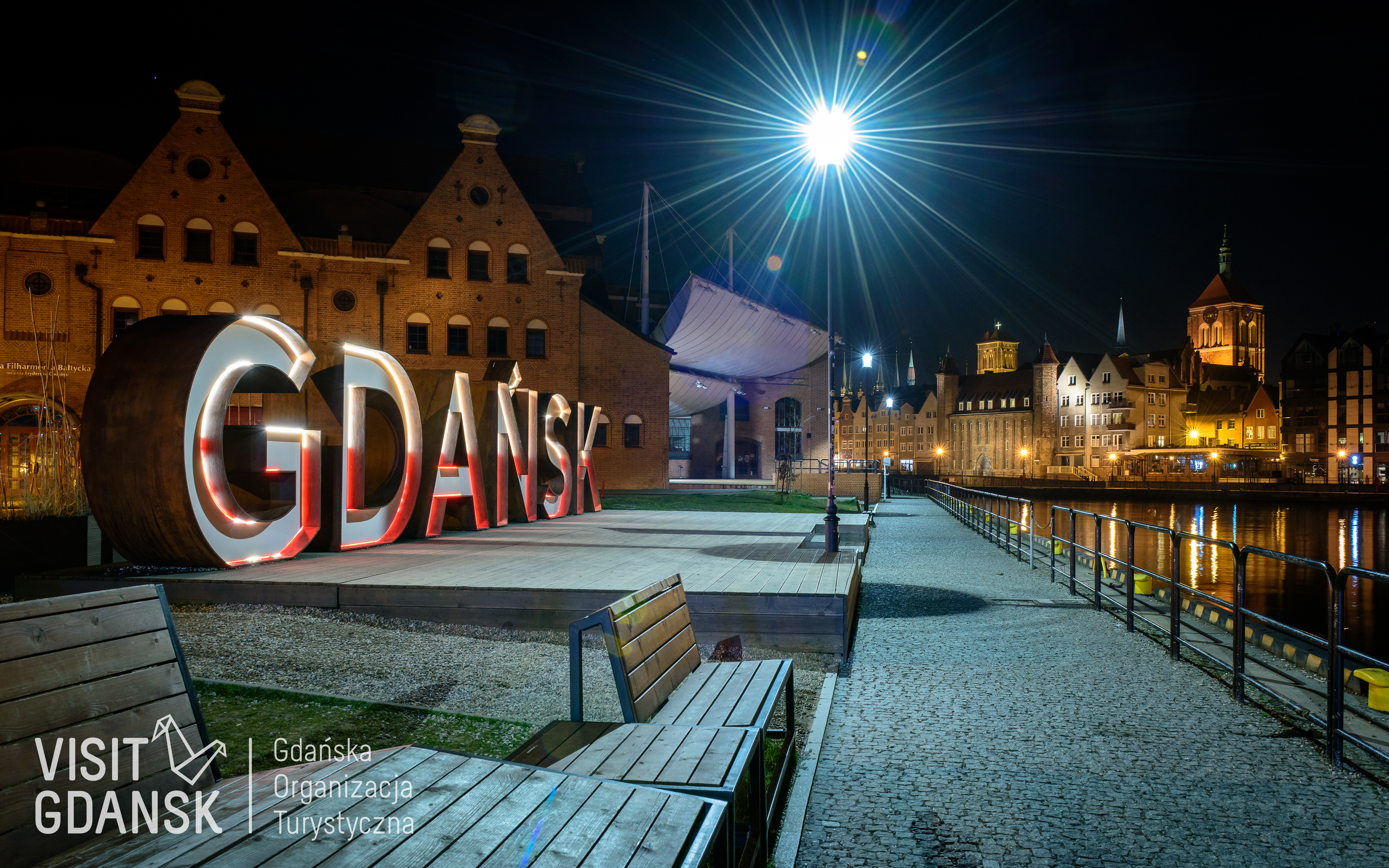 Gdańska Organizacja Turystyczna</small><br> Wyspa Ołowianka i jedna z atrakcji miasta - napis Gdańsk